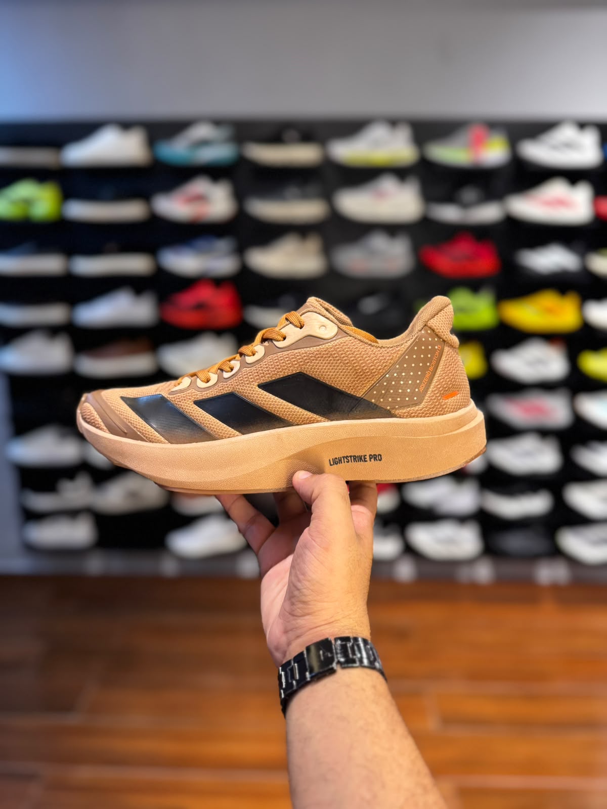 Adizero Boston 13 caramelo