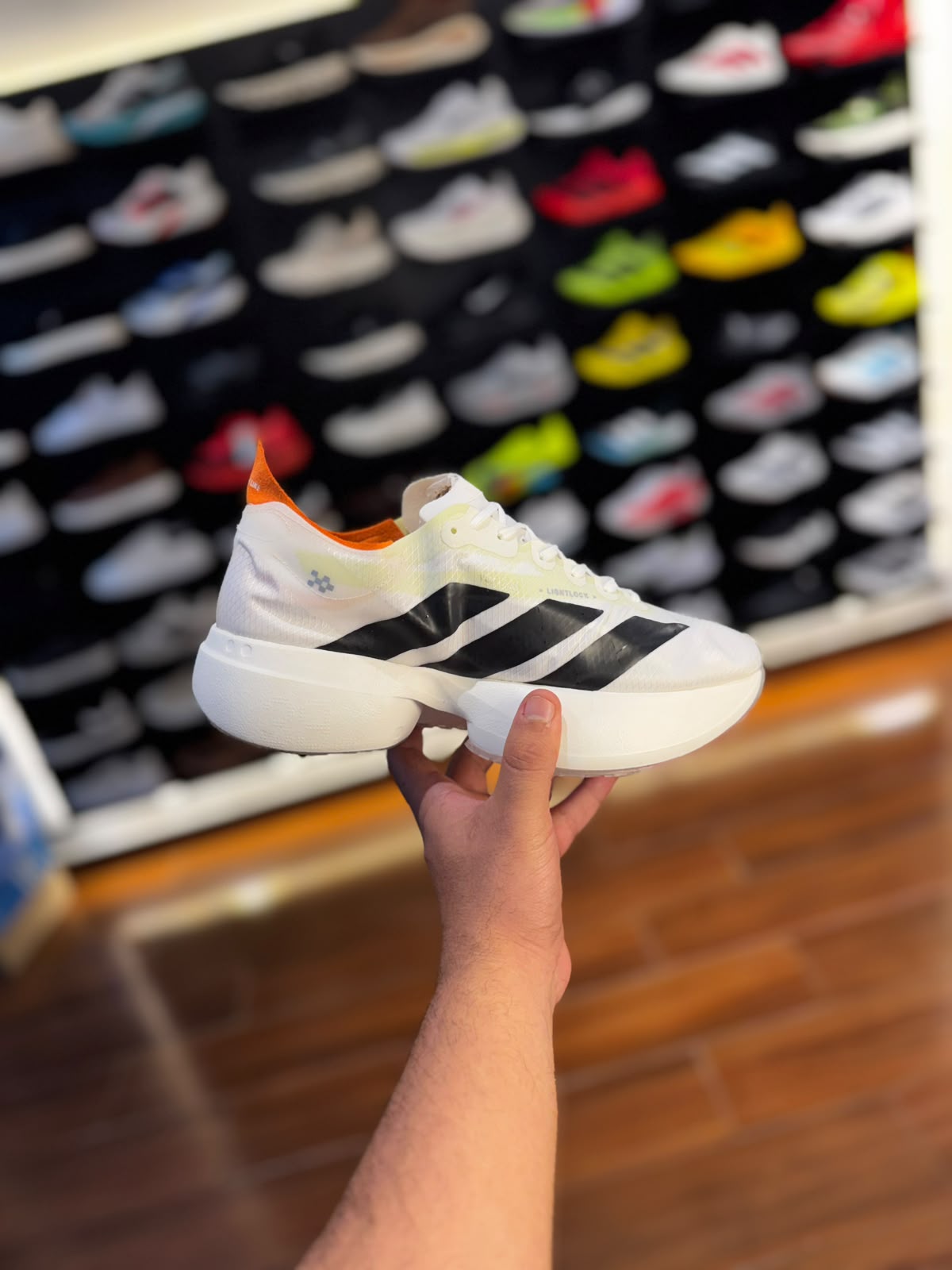 ADIZERO adios pro 4 importado (branco com Laranja)